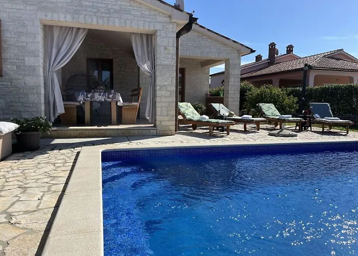 Steen Mirela Villa *